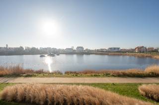 Residentie La Rive: <br />Magnifiek afgewerkte en lichtrijke appartement met een adembenemend zicht op het Zegemeer. Dankzij de zuidgerichte oriëntatie geniet u de hele dag van zon op het ruime terras, ideaal om volledig tot rust te komen.<br /><br />Binnenin ontdekt u een ruime, lichtrijke leefruimte met open keuken, afgewerkt met hoogwaardige materialen en uitgerust met alle moderne comfort. Het appartement beschikt over twee slaapkamers, waaronder een master bedroom met privéterras en een tweede slaapkamer met een uitklapbaar bed. Verder is er een stijlvolle badkamer, een privatieve kelder en de mogelijkheid tot aankoop van een garage in het gebouw.<br /><br />Een absolute toplocatie voor wie op zoek is naar luxe, ruimte en exclusiviteit in Knokke.