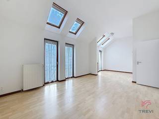 <p><b>AUDERGHEM</b>, on the border of Watermael Boitsfort - Place Pinoy, in a quiet neighbourhood, one-bedroom flat with 68m² of living space.</p>
<p></p>
<p><u>2nd floor without lift</u>:</p>
<ul>
<li>Entrance hall with cupboard</li>
<li>Spacious and bright living room ±29m²</li>
<li>Open-plan fitted kitchen (oven, hob, extractor hood, fridge, freezer)</li>
<li>Bathroom with WC and laundry area</li>
<li>Bedroom of ±13m² with built-in wardrobe</li>
</ul>
<p>Bicycle storage</p>
<p>Provision for charges of €70 (communal and cold water)</p>
<p></p>
<p>Available immediately</p>