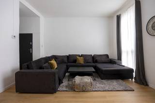 Instapklaar appartement van 109 m² met 2 slaapkamers, centraal gelegen in Halle. Winkels, scholen en openbaar vervoer op wandelafstand.<br /><br />Het appartement is gelegen op de 1e verdieping van een kleinschalig gebouw met 6 eenheden (geen lift). Het appartement werd gerenoveerd in 2020 en beschikt over EPC-label C.<br /><br />Indeling: ruime leefruimte met grote ramen, eetplaats met gesloten keuken, badkamer met inloopdouche en enkele lavabo, 2 ruime slaapkamers en een berging. Kelderruimte inbegrepen.<br /><br />Momenteel verhuurd en dus zeker interessant als investering. Contacteer ons zeker voor de verhuurmogelijkheden. <br /><br />Interesse in dit appartement? Contacteer Stephanie op 0477/81.67.75 of stephanie@woonkantoor.be