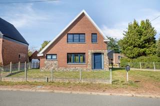 <p>Op zoek naar een woning die helemaal wacht op jouw persoonlijke invulling? Groenstraat 14 in Oud-Heverlee biedt precies dat: een  woning uit 1958, volledig casco gestript en winddicht gemaakt, gelegen op een rustige plek in het groen met een genereus perceel van 592 m². Hier krijg je een blanco canvas met alle troeven van een goede ligging, klaar om jouw droomhuis vorm te geven.</p><p>De woning telt een bewoonbare oppervlakte van 121 m², verdeeld over inkom, living, keuken en bijkeuken, berging en kelder, drie slaapkamers en een badkamer op de 1ste verdiepeing, die nog verder kan worden ingericht dankzij de reeds aanwezige vergunning met uitbreidingsmogelijkheid. De gevels zijn opgetrokken in steen, het vernieuwd zadeldak is afgewerkt met pannen, en de PVC-buitenschrijnwerk met hoogrendementsglas zorgt ervoor dat je meteen op een energetisch verantwoorde basis kan verderbouwen. Binnenin ligt alles open voor jouw indeling: van leefruimte tot keuken, alles is nog te bepalen naar eigen smaak en levensstijl.</p><p>Buiten geniet je van een tuin van 400 m² met een westelijke oriëntatie, ideaal voor lange zomeravonden. Praktisch is er ook een garage en maar liefst vier buitenparkeerplaatsen aan de voorkant, dus plaats voor bezoek is nooit een probleem. De woning beschikt over een bouwvergunning en bijhorende plannen, wat je een vliegende start geeft bij de verdere afwerking.</p><p>Qua ligging zit je hier meer dan goed: scholen op wandelafstand (400 m), het openbaar vervoer en het station beide op zo'n 450 m, en winkels op 3 km. Ook de invalswegen E40/E314 zijn vlot bereikbaar op 3,5 km, waardoor je zowel rust als bereikbaarheid combineert. Benieuwd naar de mogelijkheden van dit pand? Neem contact op met ons kantoor en plan snel een bezoek via onze website op de "Avant-Première" van 16/17 oktober ek. Graag tot binnenkort.</p>
