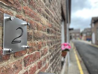 Te midden van het historisch stadscentrum van Zoutleeuw treffen we deze gezellige, instapklare rijwoning. Winkels, scholen maar ook het uitgestrekt natuurgebied Het Vinne ligt om de hoek...<br /><br />De inkomhal - die doorgang geeft tot de woonkamer - voorziet achteraan het gastentoilet en de berging.<br />De ruime woonkamer kan worden opgedeeld in een knusse zithoek, een centrale eetplaats en aan de achterzijde de geïnstalleerde keuken. Via de keuken is er toegang tot het stadskoertje met berging.<br /><br />De eerste verdieping vind je de nachthal, twee zeer ruime slaapkamers en de badkamer met douche en toilet.<br />Via het toegangsluik is de zolderruimte bereikbaar. Mits enkele aanpassingenwerken kan de zolder omgevormd worden tot bijkomende slaapkamers.<br /><br />Kortom kan deze starterswoning op termijn worden uitgebreid naar een volwaardige stadswoning met meerdere slaapkamers.<br /><br />Interesse? Mail gerust via info@pierco.be<br />