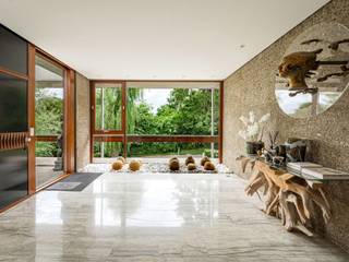 Deze emblematische, door architect Charlier ontworpen villa ligt op de hoogten van Luik, in een lommerrijke, gewilde woonwijk. De villa biedt...