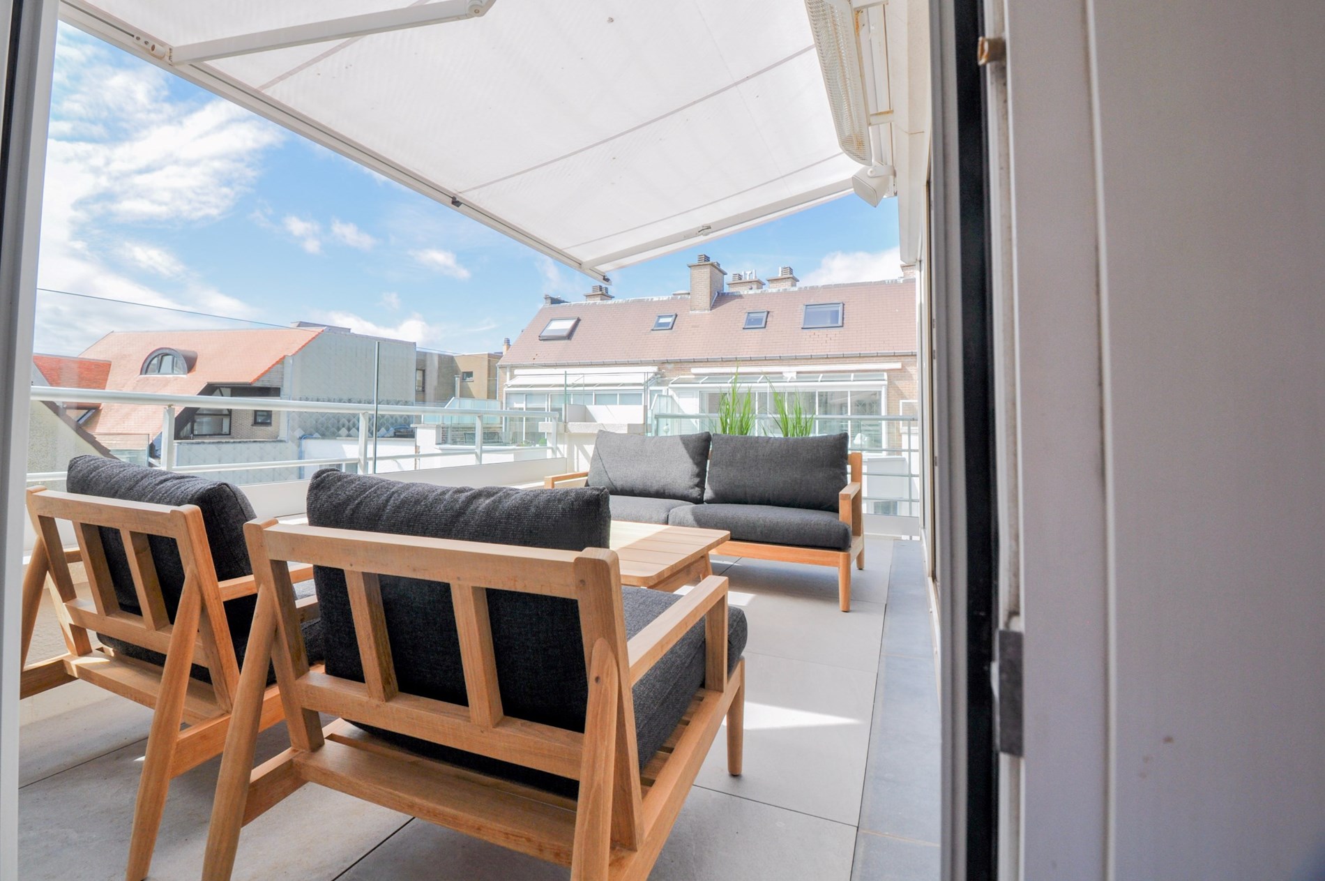 Appartement met zijdelings zeezicht en een ruim zuidwest gericht terras. - foto 5