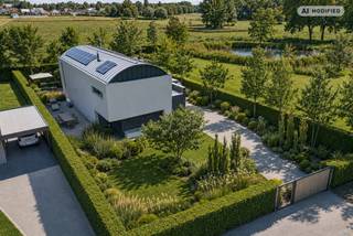 Deze uitzonderlijke designvilla, ontworpen door het gerenommeerde architectenbureau Drieskens & Dubois, vormt een bijzonder geslaagde symbiose tussen tijdloze architectuur, hedendaags wooncomfort en de omliggende natuur.<br /><br />Royale raampartijen laten het daglicht overvloedig binnenstromen en creëren vanuit vrijwel elke leefruimte een prachtig panoramisch uitzicht op het omliggende groen. De woning is integraal uitgerust met screens en beschikt in de leefruimte bovendien over nieuwe, aanvullende jaloezieën. Zo geniet u op elk moment van een optimale lichtbeleving én maximale privacy.<br /><br />De villa bevindt zich op een bijzonder rustige locatie, vlak bij het Herkenrodebos, midden in een oase van groen. Ondanks deze serene ligging zijn centra, winkels en belangrijke verbindingswegen vlot bereikbaar. Een zeldzame combinatie van rust, privacy en bereikbaarheid.<br /><br />Architectuur die ruimte en licht centraal stelt<br /><br />Van bij het binnenkomen wordt u getroffen door het uitzonderlijke gevoel van ruimte. De royale plafondhoogtes, open architectuur en overvloedige natuurlijke lichtinval zorgen voor een indrukwekkende loftbeleving.<br /><br />Binnen- en buitenruimte vloeien haast naadloos in elkaar over, terwijl de zorgvuldig gekozen materialen, warme kleuren en hoogwaardige afwerking voor een bijzonder aangename en stijlvolle woonsfeer zorgen.<br /><br />Het hart van de villa wordt gevormd door de royale leefruimte met:<br /><br />een stijlvolle zithoek met sfeervolle gashaard;<br />een elegante en lichtrijke eetruimte;<br />een tijdloze open designkeuken met twee kookeilanden, hoogwaardige toestellen en bijzonder veel maatwerk.<br /><br />De keuken is onder meer uitgerust met een combi-luchtoven, vaatwasser, koelkast en gaskookplaat. De talrijke op maat vervaardigde kasten zorgen voor een zee aan praktische en discreet geïntegreerde bergruimte.<br /><br />Zon, groen en absolute privacy<br /><br />Via de grote schuiframen bereikt u rechtstreeks het zuidwestelijk georiënteerde terras, waar u optimaal van de middag- en avondzon geniet.<br /><br />De volledig omheinde tuin is een absolute troef voor wie privacy hoog in het vaandel draagt. De natuurlijke omgeving rond de villa versterkt het gevoel van rust en exclusiviteit. Een belangrijk bijkomend voordeel is dat het natuurlijke terrein rondom de woning niet bebouwd mag worden, waardoor het open en groene karakter van de omgeving duurzaam gevrijwaard blijft.<br /><br />Op het gelijkvloers bevinden zich verder:<br /><br />een ruim gastentoilet;<br />een royale vestiaire;<br />een dubbele inpandige garage, waarvan de garagepoort voorzien is van een vernieuwde motorinstallatie.<br />Multifunctionele ondergrondse verdieping<br /><br />De volledig onderkelderde verdieping biedt een aanzienlijke bijkomende oppervlakte en werd veelzijdig ingericht. Momenteel omvat deze onder meer een fitnessruimte en een ruime technische ruimte.<br /><br />Ook technisch werd de woning verder geoptimaliseerd. De installatie omvat onder andere een nieuwe, energiezuinige Viessmann Vitodens-gascondensatieketel, vloerverwarming en een automatische ERCU-Pro-regenwaterpompinstallatie.<br /><br />Dankzij haar omvang en indeling leent deze verdieping zich uitstekend voor uiteenlopende functies en toekomstige aanpassingen, afhankelijk van uw persoonlijke woon- of werkbehoeften.<br /><br />Privéverdieping met panoramisch dakterras<br /><br />Een industriële trap brengt u naar de eerste verdieping, waar rust en comfort centraal staan.<br /><br />Hier bevindt zich de royale mastersuite, voorzien van een imposante dressing en rechtstreekse toegang tot het panoramische dakterras. Aansluitend werd de polyester dakbedekking volledig vernieuwd.<br /><br />De bijzonder ruime en tijdloos afgewerkte badkamer ademt de sfeer van een private wellnessruimte. Een royaal duo-ligbad nodigt uit tot ontspannen, terwijl de ruime inloopdouche met regendouche voor extra comfort zorgt.<br /><br />Daarnaast bevindt zich op deze verdieping een ruime bureauruimte. Dankzij de flexibele indeling kan deze, afhankelijk van uw wensen, worden aangepast tot één of meerdere bijkomende slaapkamers.<br /><br />Het volledig omheinde perceel van 904 m² wordt afgesloten met automatische toegangspoorten en biedt daardoor een uitzonderlijk niveau van privacy en geborgenheid.<br /><br />Een LUCO-alarminstallatie met appbediening zorgt voor bijkomende beveiliging en comfort, ook wanneer u niet thuis bent.<br /><br />Een uitzonderlijke combinatie van troeven<br /><br />Deze villa onderscheidt zich door een combinatie die vandaag bijzonder moeilijk te vinden is:<br /><br />Tijdloze architectuur van Drieskens & Dubois.<br />Een uitzonderlijk rustige en groene ligging nabij het Herkenrodebos.<br />Vrij uitzicht in combinatie met een vlotte bereikbaarheid van centra en winkels.<br />Zeldzame, vrijwel totale privacy.<br />Een instapklare woning met hoogwaardige en duurzame afwerking.<br />Een royale bewoonbare oppervlakte van circa 388 m².<br />Volledige onderkeldering met talrijke multifunctionele mogelijkheden.<br />Een flexibel in te delen bureauruimte met potentieel voor bijkomende slaapkamer(s).<br />EPC-label B en een energiezuinige uitrusting met een nieuwe Viessmann-gascondensatieketel met appbediening, een Daikin lucht-luchtwarmtepomp met verwarming en airconditioning, 20 zonnepanelen en een thuisbatterij.<br />Uitgebreid maatwerkmeubilair en talrijke geïntegreerde kasten.<br /><br />Een architecturale villa voor wie niet alleen op zoek is naar ruimte en comfort, maar vooral naar rust, discretie en een uitzonderlijke woonbeleving in het groen.