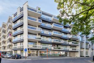 <p>Gelegen op wandelafstand van het centrum van Aalst, biedt deze veelzijdige commerciële ruimte tal van mogelijkheden. Dankzij de praktische indeling vormt dit pand een ideale uitvalsbasis voor zelfstandigen, vrije beroepen, kantooractiviteiten of een handelszaak.</p><p>Bij het betreden van het gebouw komt u terecht in een gemeenschappelijke inkomhal met trap die toegang biedt tot de kantoorverdieping. Op deze verdieping bevinden zich aan de rechterzijde afzonderlijke sanitaire voorzieningen voor dames en heren. Verder omvat het pand verschillende lichtrijke bureauruimtes die dankzij de grote raampartijen genieten van een aangename natuurlijke lichtinval. Eén van de kantoorruimtes beschikt bovendien over een ruim terras met een prachtig uitzicht op het Esplanadeplein en de Sint-Jozefkerk. Tussen de burelen bevindt zich een praktische kitchenette.</p><p>Een belangrijke troef is de mogelijkheid om het pand, mits het verkrijgen van de nodige vergunningen, om te vormen tot een appartement. Hierdoor biedt deze eigendom niet alleen interessante gebruiksmogelijkheden, maar ook potentieel als investeringsproject.</p><p>Daarnaast beschikt het pand over een gunstig EPC-label B.</p>