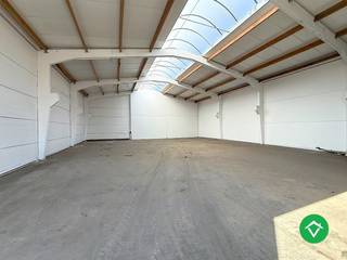 Deze opslagruimte heeft een totale oppervlakte van 285m², de afmetingen zijn: 14,50 m breedte en 19,70 m lengte. Er is een toilet en...