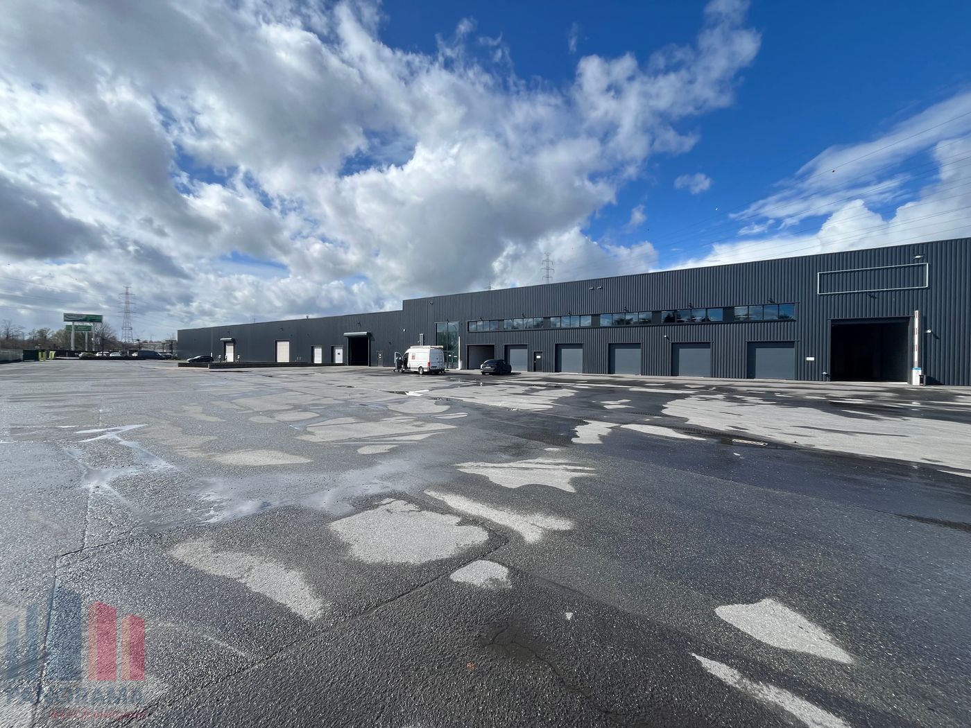 Entrepôt de 6 543 m² avec quai de chargement à louer le long de l'E17 - photo 1