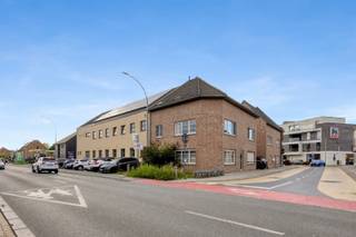 <p><span>In het centrum van Wezemaal, nabij verschillende winkels, het treinstation en alle belangrijke invalswegen, zijn wij verheugd, dit lichtrijk en instapklaar duplexappartement met ruime zolder, gelegen in de Eektstraat, te koop aan te bieden. Het appartement, met een bewoonbare oppervlakte van 74 m², bevindt zich op de tweede en derde verdieping van een kleinschalige residentie met bouwjaar 1994 en beschikt over een gunstig EPC-label B. De tweede verdieping omvat een inkomhal, een gastentoilet en een aangename leefruimte van 29 m², die dankzij de vele raampartijen geniet van bijzonder veel natuurlijke lichtinval. Aansluitend bevinden zich de praktisch ingerichte keuken en een handige berging/wasplaats. Op de derde verdieping bevinden zich een nachthal, een badkamer met douche en twee volwaardige slaapkamers van 24 m² en 15 m². Een absolute meerwaarde is de grote zolder, die heel wat bijkomende bergruimte biedt en rechtstreeks vanuit het appartement toegankelijk is. Ook op technisch vlak werd reeds geïnvesteerd: zo werd de individuele gasketel in 2025 volledig vernieuwd. Kortom, dit energiezuinig en instapklaar duplexappartement met twee volwaardige slaapkamers en heel wat bijkomende bergruimte, op een centrale en strategische ligging in het centrum van Wezemaal, is uw bezoek meer dan waard. Voor snelle beslissers! </span></p>