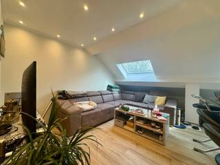 <p>Dit gezellige appartement ligt op de 4e verdieping van een gebouw op een ideale locatie aan de Avenue de la Basilique in Sint-Agatha-Berchem en zal u bekoren door zijn lichte inrichting, ruime indeling en bijzondere charme.</p>
<p>De woning bestaat uit een ruime woonkamer, een ingerichte keuken, 2 slaapkamers en een mezzanine die naar behoefte kan dienen als kantoorruimte, leeshoek of extra slaapkamer.</p>
<p>Het appartement ligt op een gunstige locatie, vlak bij het openbaar vervoer, winkels, scholen en de belangrijkste verkeersaders. Beschikbaar vanaf 1 juli 2026.</p>
<p>Kosten: forfaitair bedrag van 50 €</p>