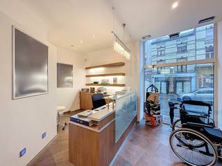 In het hart van Geraardsbergen bieden we dit veelzijdig handelspand aan, ideaal voor een praktijk, kantoor of dienstverlenende activiteit. Het...