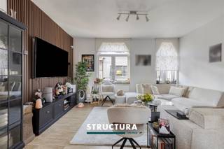 In Lebbeke bevindt zich dit aangename duplex appartement met een bewoonbare oppervlakte van ca. 91 m². De combinatie van de ruime leefoppervlakte, de indeling over twee verdiepingen en het terras zorgt voor een comfortabel appartement met een echt woongevoel.De leefruimtes genieten van een aangename lichtinval en bieden voldoende plaats voor een gezellige zithoek en eetruimte. Het duplexkarakter creëert bovendien een duidelijke scheiding tussen de verschillende woonfuncties. Het appartement beschikt over één slaapkamer en een terras, ideaal om buiten te genieten.Ook op energetisch vlak scoort het appartement goed dankzij het gunstige EPC-label B.Karakteristieken•Bewoonbare oppervlakte van ca. 91 m²•Duplex appartement•1 slaapkamer•Terras•EPC-label B•Ruime en praktische indeling•Gelegen in LebbekeEen interessant appartement voor wie op zoek is naar een ruime éénslaapkamerwoning met terras en een gunstige energiescore.