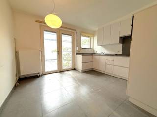 Woonhuis op wandelafstand van de Grote Markt.<br /><br />Indeling en omschrijving:<br />Via de inkomhal van deze charmante stadswoning heeft u toegang naar de woonkamer met veel lichtinval. Hier achter de vernieuwde keuken met kookplaat, dampkap, ijskast, oven, dubbele spoelbak en boven- en onderkasten. Het zuid-georiënteerde terras bereikt u via de keuken. Deze is volledig omheind. Badkamer is voorzien van een inloopdouche, lavabo met meubel, toilet en aansluiting voor wasmachine. <br />Op de eerste verdieping is er een open vide, deze kan ingericht worden als bureau of tweede slaapkamer. Hiernaast de slaapkamer met velux-raam en zonsverduistering.<br />De kelder is onderverdeeld in twee ruimtes. Een ingerichte ruimte van 23 m² en hiernaast nog een grote open ruimte van 54 m². <br /><br />Opmerking: de vloerplaat tussen de kelder en het gelijkvloers onder de keuken en badkamer dient vervangen te worden.<br /><br />Extra info: Stadswoning I nabij de Grote Markt I <span>EPC 266 kWh/(m² jaar) Label C</span><span> I infoplicht: Vg, Wg, Gvv, Gvkr, Gmo I watertoets: P-score: A I G-score: A. </span>