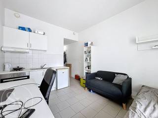 <p>Hoek-studentenkamer gelegen op de 3de verdieping van Residentie Parktoren – tussen het Eilandje en Park Spoor Noord. Dit aanbod omvat:<br /><br /></p>
<ul>
<li>
<p><strong>Studentenkamer 3L (30,2 m²) + terras (18,8m²)<br /></strong></p>
</li>
<li>
<p><strong>Kelderberging B137 (niveau −2)</strong></p>
</li>
<li>
<p><strong>Parking P71 (niveau −1),</strong> te koop voor €30.000 (maakt deel uit van pool-systeem)</p>
</li>
<li>
<p><strong>Fietshaak nr 100<br /><br /></strong></p>
</li>
</ul>
<h3>Beschrijving van de kamer</h3>
<p>Deze aantrekkelijke studentenkamer is gezellig ingedeeld en ligt op de hoek van het gebouw, orientatie Eilandje / Kempisch dok. De leef/ slaapruimte is voorzien van een keukenwand en toegang tot het terras. De badkamer is uitgerust met een douche, lavabo en toilet en heeft een groot raam welk zorg voor natuurlijk licht en ventilatie. Het terras met uitzicht over het Eilandje en de dokken is bijna 19m² groot. Hierop kan je in de namiddag en avond genieten van de zon. Er is tevens een compacte bergruimte met aansluiting voor je wasmachine, én op de gemeenschappelijke gang vind je een extra privatieve bergkast. <br />Ideaal als investering of als kamer voor je studerende zoon of dochter.</p>
<h3>Huidige huursituatie</h3>
<ul>
<li>
<p>Huurcontract, 12 maanden, loopt tot 31 november 2025</p>
</li>
<li>
<p>Huurprijs studentenkamer: €575 + €85 servicekosten</p>
</li>
<li>
<p>Parking verhuurd voor €100/maand (opzegbaar met vooropzeg van 3 maanden tegen 30/9)</p>
</li>
</ul>
<h3>Kosten voor de eigenaar</h3>
<ul>
<li>
<p>Gemiddelde maandelijkse gemeenschappelijke kosten: studio, €113/maand - parking €9/maand</p>
</li>
<li>Gemiddeld elektriciteitsverbruik: €33/maand over de laatste 2 jaar</li>
<li>Gemiddelde verwarmingskost: €26/maand over de laatste 2 jaar</li>
<li>
<p>Watermeter individueel, gas &amp; elektriciteit collectief</p>
</li>
</ul>
<h3>Architectuur weetje</h3>
<p>Residentie Parktoren, ontworpen door Studio Farris Architects, werd in 2015 genomineerd voor de Architizer A+ Award.</p>