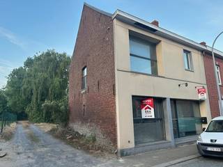 Geluwe : Halfopen woning met 3 slaapkamers op een oppervlakte van 275m²Indeling: * Gelijkvloers : inkom, leefruimte, aparte keuken, apart toilet en...