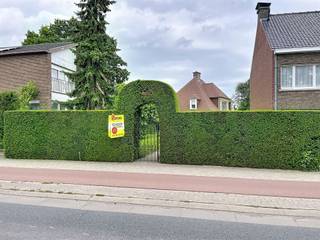 <p><span>Bouwgrond te koop op toplocatie in Roeselare</span></p><p><span> </span></p><p><span>Uitstekend gelegen bouwgrond van </span><span>258m² </span><span>in de </span><span>Westlaan</span><span>, een van de meest zichtbare en bereikbare locaties van </span><span>Roeselare</span><span>.</span></p><p><span>Dit perceel is bestemd voor </span><span>halfopen bebouwing</span><span> en biedt tal van mogelijkheden.</span></p><p><span>Dankzij de strategische ligging is het ideaal voor het bouwen van een </span><span>praktijkruimte</span><span>, </span><span>handelszaak</span><span> of een </span><span>woning op maat</span><span>. </span></p><p><span>De combinatie van een centrale ligging, goede bereikbaarheid en veelzijdige bouwmogelijkheden maakt dit een unieke opportuniteit voor zowel particulieren als zelfstandigen.</span></p><p><span> </span></p><p><span> </span></p>