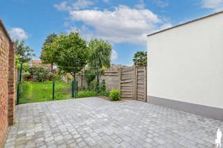<strong>Rijwoning met 3 slaapkamers, diepe stadstuin en tal van uitgevoerde verbeteringen. Rustig gelegen nabij het centrum van Turnhout én op wandel- en fietsafstand van alle voorzieningen, winkels, scholen en openbaar vervoer! De woning werd op technisch vlak grondig aangepakt met onder meer een vernieuwd geïsoleerd dak, nieuw buitenschrijnwerk, geïsoleerde achtergevel, vernieuwde leidingen en een nieuwe condensatieketel. Goedgekeurde elektrische installatie en gunstige EPC-score van 114 kWh/m²/jaar (label B). <br /><br /></strong><span>Indeling</span>: Via de inkomhal krijgt u toegang tot de leefruimte, die is opgedeeld in een gezellige eetkamer en een zithoek. Achteraan bevindt zich de aparte keuken, uitgerust met een inductievuur met dampkap, spoelbak en voldoende kastruimte. Er is bovendien ruimte voorzien voor een gezellige ontbijthoek.<br /><br />Aansluitend bevindt zich achteraan de woning de badkamer, ingericht met een lavabo, toilet en ligbad.<br /><br />Op de verdieping bevinden zich drie volwaardige slaapkamers. <br /><br />Een absolute troef is de volledig omheinde stadstuin met westelijke oriëntatie. Hier geniet u van een aangename buitenruimte met voldoende privacy. Achteraan de tuin bevindt zich bovendien nog een praktische tuinberging.<br /><br /><strong>Doorheen de jaren werden reeds belangrijke structurele en energetische verbeteringen uitgevoerd. Zo werden onder andere het hellend dak en de isolatie vernieuwd, werd het buitenschrijnwerk vervangen, kreeg de achtergevel een isolerende buitenafwerking en werden de riolering en sanitaire leidingen vernieuwd. Ook de elektriciteit werd volledig vernieuwd en goedgekeurd. Daarnaast werd de vloer geïsoleerd en voorzien van een onderhoudsvriendelijke gepolierde betonvloer.</strong><br /><br /><span>Huurovereenkomst:</span><br />Beschikbaar mits inachtneming van de lopende huurovereenkomst. <span><strong>Deze is van start gegaan op 01/06/2024 met een duur van negen jaar</strong></span>. Voor eigen gebruik kan dit te allen tijde worden opgezegd mits het respecteren van een opzegperiode van 6 maanden.<br /><br /><span>Bijzonderheden:</span> <br />- Rustige ligging nabij het centrum van Turnhout<br />- Op wandel- en fietsafstand van winkels, scholen en openbaar vervoer<br />- 3 slaapkamers<br />- Volledig omheinde stadstuin met westelijke oriëntatie<br />- Vernieuwd geïsoleerd hellend dak<br />- Nieuw buitenschrijnwerk<br />- Geïsoleerde achtergevel met nieuwe buitenafwerking<br />- Vernieuwde riolering en sanitaire leidingen<br />- Vernieuwde elektriciteit (goedgekeurd)<br />- Geïsoleerde vloer met gepolierde betonvloer<br />- Nieuwe condensatieketel<br />- Gunstige EPC-score van 114 kWh/m²/jaar (label B)<br />- De woning is verhuurd voor 741,55 EUR /maand