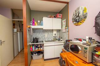 Dit aangename, zuidgerichte appartement geniet dankzij zijn gunstige oriëntatie van een bijzonder mooie natuurlijke lichtinval. De ideale basis voor wie op zoek is naar een appartement dat naar eigen smaak en wensen kan worden ingericht.<br />Het appartement beschikt over een vernieuwde badkamer, terwijl de overige ruimtes nog verder naar eigen smaak kunnen worden ingericht en gemoderniseerd. Zo kunt u hier stap voor stap uw eigen thuis creëren.<br />Een kelderberging is inbegrepen in de verkoop. Daarnaast bestaat de mogelijkheid om een tweede kelderberging afzonderlijk aan te kopen. Ook is het mogelijk om een parkeerplaats in hetzelfde gebouw bij aan te kopen, wat een extra troef is voor wie comfortabel en zorgeloos wil parkeren.<br />Met een EPC-label C is er bovendien geen renovatieverplichting van toepassing.<br />Kortom, een lichtrijk appartement met een uitstekende zuidoriëntatie, praktische bergruimte en verschillende uitbreidingsmogelijkheden, gelegen in een gebouw waar u de verdere afwerking volledig naar eigen smaak kunt bepalen.<br />Troeven:<br />- Zuidgerichte ligging met zeer veel natuurlijke lichtinval<br />- Vernieuwde badkamer<br />- EPC-label C – geen renovatieverplichting<br />- 1 kelder inbegrepen<br />- Mogelijkheid tot aankoop van een 2e kelder<br />- Mogelijkheid tot aankoop van een parkeerplaats in hetzelfde gebouw<br />- Verdere inrichting volledig naar eigen smaak<br />Heeft u interesse, contacteer ons dan gerust voor een vrijblijvend bezoek of voor meer info.