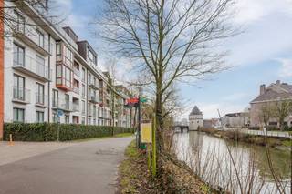 Indeling: 2e Verdiep:- royale inkomhal met vestiaire en gastentoilet- lichtrijke en ruime leefruimte - luxueuze keuken voorzien van veel opbergruimte en alle hedendaagse toestellen- aansluitend praktische berging voorzien van kasten en wasmachine aansluiting- nachthal voorzien van inbouwkasten- 3 slaapkamers met inbouwkasten, waarvan 1 met toegang tot het 2e terras- bureauruimte- badkamer met bad, douche, toilet en lavabo- doucheruimteExtra:- zicht op de Leie- 2 terrassen- dubbele garage- dubbele kelderbergingAlgemeen:- onmiddellijk beschikbaar- gem. kosten: €100,00 / maand Interesse? Vraag een bezoek aan via www.dewaele.com of bel Cléo 056 26 56 33!