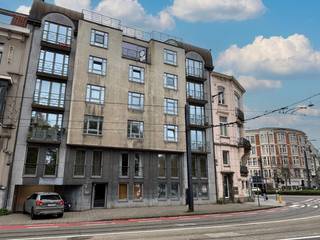 Studio op wandelafstand van station Gent Sint-Pieters, vlotte verbinding met het openbaar vervoer, wagen, ... gelegen nabij winkels, universiteiten, ... De indeling is de volgende: inkomhal, leefruimte met keuken, badkamer met douche, lavabo en toilet, opgelet geen aansluiting wasmachine aanwezig! De ruimtes worden nog afgewerkt en geschilderd, direct beschikbaar, te bespreken - huurprijs 625 euro/maand + 65 euro/maand gemeenschappelijke kost incl. verbruik water. Enkel zelf nog een abonnement voor elektriciteit af te sluiten. Geschikt voor één persoon met domicilie (of betalen van taks tweedeverblijf), geen huisdieren.