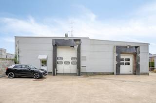 Droomt u van de perfecte combinatie van comfortabel wonen met opslag-/werkruimte en potentieel voor uitbreiding/ontwikkeling? Dan is deze uitzonderlijk eigendom te koop te Roeselare de kans van uw leven! Gelegen niet ver van de afrit E403 Roeselare-Haven, geniet u hier van een uitstekende bereikbaarheid. Totale perceeloppervlakte van 2.551m².> De vrijstaande woning staat garant voor een aangename leefomgeving en is voorzien van alle nodige ruimtes: inkomhal, een gezellige leefruimte met functionele keuken, een veranda/bureel, 3 volwaardige slaapkamers, badkamer, zolder en kelder. > Achterliggende loods van 247m² voor de ondernemer en/of hobbyist. Historisch gebruikt voor vleesverwerking, maar volledig polyvalent en geschikt voor diverse doeleinden (opslag, atelier, productieruimte, etc.).> Een dubbele garage van 129m², perfect voor het stallen van voertuigen en/of extra opslag.> Het geheel wordt vervolledigd door een bijhorend stuk bouwgrond van maar liefst 1.154m². Dit biedt een zeldzame kans voor toekomstige uitbreiding, een extra project of de realisatie van een nieuwbouw. Aarzel niet Dewaele te contacteren als u interesse kan hebben in deze eigendom te koop bestaande uit een woning met loods en garage en bijhorende bouwgrond. Bestuursmaatregelen in het maatregelenregister: nee