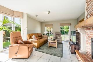 Perfect onderhouden open bebouwing in een rustige, groene omgeving in Lokeren.<br /><br />Deze perfect onderhouden woning uit 1993 omringd door groen en toch vlak bij alle voorzieningen staat te koop! De open bebouwing staat op een prachtig perceel van maar liefst 1.739 m² en biedt een aangename combinatie van rust, ruimte en praktische bereikbaarheid. Dankzij de verzorgde staat van de woning is er geen renovatieplicht, wat extra comfort en zekerheid biedt voor wie meteen wil intrekken. Met twee garages, een lichtrijke leefruimte en een ruime zolder beschikt deze woning over heel wat mogelijkheden voor gezinnen of wie extra hobby- en opslagruimte zoekt.<br /><br />Belangrijkste ruimtes:<br />• Inkomhal (6 m²) met toegang tot de leefruimte, garage en apart toilet<br />• Ruime woonkamer (34 m²) met veel lichtinval<br />• Keuken (15 m²) met praktische indeling<br />• Apart toilet (2 m²) met handenwasser<br />• Wasplaats (10 m²) met extra bergruimte<br />• Slaapkamer (15 m²)<br />• Slaapkamer (9 m²)<br />• Badkamer (8 m²) uitgerust met douche, ligbad en dubbele wastafel in meubel<br />• Twee garages van telkens 26 m²<br />• Zolder (72 m²) bereikbaar via vlizotrap, mogelijkheid tot inrichten van 2-3 extra slaapkamers of hobbyruimte (cfr. AI-render)<br /><br />Troeven:<br />• Gelegen in een rustige straat, zonder doorgaand verkeer, in een groene en residentiële omgeving<br />• Perfect onderhouden woning zonder renovatieplicht<br />• Ruim perceel van 1.739 m² met twee garages<br /><br />Neem vandaag nog contact op voor een bezoek aan deze woning in Lokeren.<br /><br />JOUW DROOMHUIS. ZO GEVONDEN!