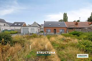 Woning op 7a 50ca met zuidgerichte tuin en dubbele garage/atelier!Deze te renoveren woning ligt in tweede lijn van de Ternatsestraat in Affligem en combineert een rustige ligging met een perceel van 7a 50ca. Voor de woning bevindt zich een privatieve, zuidgerichte tuin zonder directe inkijk. De dubbele garage/atelier vormt een interessante extra voor wie nood heeft aan parkeer-, hobby- of bergruimte.De woning beschikt momenteel over twee slaapkamers en een bureau/3e kamer op het gelijkvloers, met bijkomende mogelijkheden op de zolderverdieping.IndelingGelijkvloers: inkomhal, lichtrijke leefruimte, aparte eetkamer, keuken, twee slaapkamers, bijkomende kamer, badkamer en wasberging.Buiten bevinden zich de koer, de tuin en een dubbele garage/atelier.Verdieping: zolderruimte die mogelijkheden biedt voor de inrichting van bijkomende kamers.Karakteristieken•Perceel van 7a 50ca•Bewoonbare oppervlakte van ca. 120 m²•Zuidgerichte tuin van ca. 368 m²•Rustige ligging in tweede lijn•Twee slaapkamers + bijkomende kamer•Inrichtingsmogelijkheden op de zolderverdieping•Dubbele garage/atelier•Perceelbreedte van ca. 23 meter•EPC-label F – renovatieverplichting van toepassing•Elektrische installatie niet conform•P-score A / G-score A•Nabij het centrum van Affligem en dagelijkse voorzieningenEen interessante eigendom voor wie op zoek is naar een woning die naar eigen smaak gerenoveerd kan worden, met een mooi perceel en interessante bijgebouwen.Interesse? Plan uw bezoek via 02 460 80 46 of info@structura.be.