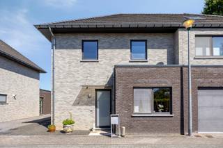 <div>
<div>Welkom in deze verrassend ruime en verzorgde gezinswoning, gelegen in een <strong>rustige doodlopende straat</strong> in Hever (Boortmeerbeek). Deze <strong>recente woning uit 2017</strong> combineert wooncomfort, energiezuinigheid en een uitstekende bereikbaarheid op een centrale locatie tussen <strong>Mechelen en Leuven</strong>.<br /><br /></div>
<div>Met een bewoonbare oppervlakte van maar liefst <strong>195 m²</strong> biedt deze woning alle ruimte voor een gezin. Op het gelijkvloers vinden we een inkomhal met gastentoilet, een multifunctionele ruimte die perfect dienst kan doen als <strong>bureau of slaapkamer</strong>, een praktische berging en een <strong>lichtrijke leefruimte met open keuken</strong>. De grote raampartijen zorgen voor een aangename verbinding met het terras en de tuin.</div>
<div><br />De eerste verdieping beschikt over <strong>twee ruime slaapkamers</strong> (eenvoudig aan te passen naar 3 slaapkamers) en een badkamer met douche. Via een vaste trap bereikt u de <strong>afgewerkte zolderverdieping</strong>, die ingericht werd als stockage maar perfect kan dienen als <strong>extra slaapkamer (master bedroom)</strong>, hobbyruimte of thuiswerkplek.</div>
<div><br />Buiten geniet u van een <strong>onderhoudsvriendelijke tuin</strong> met een <strong>ruim overdekt terras</strong> en een gezellig tuinhuis met zithoek. Ideaal om in alle rust te ontspannen of gasten te ontvangen.</div>
<div><br />De ligging is een absolute troef. De woning bevindt zich in een <strong>doodlopende straat met weinig verkeer</strong>, terwijl scholen, winkels en openbaar vervoer zich op wandelafstand bevinden. Daarnaast bereikt u vlot de belangrijkste invalswegen en bevindt <strong>Mechelen</strong> zich op slechts enkele minuten rijden. Ook recreatiemogelijkheden zoals het recreatiedomein van Hofstade en Planckendael liggen vlakbij.</div>
<div><strong><br />Extra troeven:</strong></div>
<ul>
<li><strong>Bouwjaar 2017</strong></li>
<li><strong>EPC-label B (111 kWh/m²)</strong></li>
<li><strong>Conforme elektrische installatie</strong></li>
<li><strong>4 slaapkamers</strong></li>
<li><strong>Ventilatiesysteem type D</strong></li>
<li><strong>Regenwaterput van 5.000 liter</strong></li>
<li><strong>Onderhoudsvriendelijke tuin met overdekt terras</strong></li>
<li><strong>Rustige ligging in doodlopende straat</strong></li>
<li><strong>Goede bereikbaarheid nabij Mechelen en belangrijke verbindingswegen</strong></li>
</ul>
<div><strong>Wens je meer informatie of een bezoek aan deze woning? Contacteer Sven op sven@immogve.be of 0486/400905!</strong></div>
</div>
