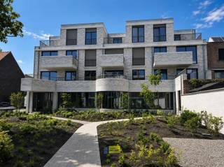 <p><span>Appartement met 2 slaapkamers op de tweede verdieping van een kleinschalig nieuwbouwproject in de levendige winkelstraat van Schoten. </span></p><p><span>Luxueus afgewerkt, energiezuinig en lichtrijk appartement op wandelafstand van winkels en horeca. Berging en autostaanplaats apart bij aan te kopen.</span></p><p><span>Het appartement beschikt over een terras van 9 m² met zuidoost oriëntatie. BEN appartement met voorzien E-peil van 18 door de uitvoerige isolatie, warmtepomp met vloerverwarming en zonnepanelen. </span></p><p><span>Contacteer ons voor een afspraak.</span></p>