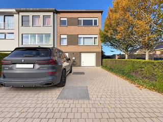 <p>Op wandelafstand van het centrum, vlak bij drie gezellige pleinen, vind je deze verrassend ruime woning met een prachtige groene tuin. Een ideale combinatie van ruimte, comfort en ontspanning!</p>
<p>Het gelijkvloers biedt een inkomhal, inpandige garage met ingemaakte kasten, wasruimte, toilet en een polyvalente ruimte, momenteel ingericht als bureau, met zicht op de tuin.</p>
<p>Op de eerste verdieping geniet je van een lichtrijke leefruimte, een zonnige veranda en een keuken met prachtig zicht op het groen.</p>
<p>De tweede verdieping telt drie volwaardige slaapkamers, een badkamer met bubbelbad en een aparte doucheruimte met toilet.</p>
<p><strong>De absolute blikvanger? De sfeervolle tuin!</strong> Geniet van de rust op één van de twee terrassen, neem een verfrissende duik in de zwemvijver of ontspan in de privésauna met kleedruimte en douche. Een heerlijk vakantiegevoel, gewoon bij je thuis!</p>
<p><strong>Extra troeven:</strong></p>
<ul>
<li>Airco in de volledige woning</li>
<li>Zonnepanelen met thuisbatterij</li>
<li>Laadpunt voor elektrische wagen</li>
<li>Conforme elektriciteit</li>
<li>Inpandige garage en oprit</li>
<li>Zwemvijver en privésauna</li>
</ul>
<p>Deze woning is te koop ZONDER makelaar via het concept van Smart Houses! Wenst u verdere inlichtingen of een bezoek? Contacteer rechtstreeks de eigenaar via +32468329226</p>