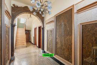 In het charmante en landelijke Welden, een deelgemeente van Oudenaarde, bevindt zich deze karaktervolle herenwoning met grote loods. De woning geniet van een zeer rustige ligging, terwijl belangrijke invalswegen richting Oudenaarde, Zingem en Zwalm zich op korte afstand bevinden. Hierdoor combineert u moeiteloos rust en bereikbaarheid.<br /><br />Bij het betreden van de woning ervaart u meteen de ruime indeling en het authentieke karakter. Op het gelijkvloers biedt de woning een eerste woonkamer, eventueel praktijkruimte of bureau, en een tweede woonkamer met aansluitend de keuken. Via de keuken kunnen we, via de veranda, naar de loods en bergplaatsen. Zo kan u steeds met droge voet richting de werkplaats. Verder is er op het gelijkvloers, in het woongedeelte, ook nog een gastentoilet. <br /><br />Op de eerste verdieping beschikt de woning over vier volwaardige slaapkamers en een grote badkamer. De badkamer is uitgerust met een douche, ligbad, toilet en badkamermeubel. <br /><br />Op de tweede verdieping is er de ruime zolderverdieping, te bereiken via een vaste trap, waar eenvoudig meerdere extra (slaap)kamers kunnen worden ingericht. Dit biedt tal van mogelijkheden voor grote gezinnen of wie extra ruimte wenst voor hobby etc. <br /><br />Buiten wordt u verrast door de uitzonderlijke ruimte en mogelijkheden. De eigendom omvat een ruime oprit die afgesloten is met een poort, alsook een grote loods met hoge poorten en diverse bijgebouwen, goed voor in totaal 260 m² extra ruimte. Ideaal voor zelfstandigen, opslag, hobby’s of het uitoefenen van een vrij beroep.<br /><br />Wenst u meer informatie of een bezoek? Neem dan snel contact via Ruben: 0479/60.36.94<br /><br />