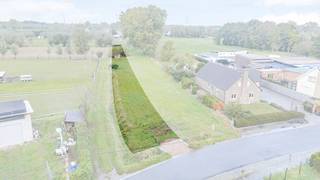 <p>Ruim perceel voor halfopen bebouwing te koop in een rustige straat nabij de dorpskern van Berlare.</p>

<p> </p>

<p>Dit bouwperceel biedt een uitstekende opportuniteit voor wie een halfopen bebouwing wil realiseren op een groot perceel in een aangename residentiële omgeving. De rustige ligging combineert vlot bereikbare voorzieningen met een groene omgeving vlak bij het Donkmeer en de omliggende Scheldemeersen. Dankzij de nabijheid van de dorpskern geniet u van winkels, scholen en openbaar vervoer op korte afstand. Een ideale locatie voor wie rustig wil wonen met veel buitenruimte en toch dicht bij alle dagelijkse faciliteiten wil blijven.</p>

<p> </p>

<p>Belangrijkste ruimtes:<br />• Zeer ruim bouwperceel geschikt voor een halfopen bebouwing<br />• Residentiële ligging in een rustige straat<br />• Vlotte verbinding naar het centrum van Berlare en omliggende gemeenten</p>

<p> </p>

<p>Troeven:<br />• Zeer groot perceel met veel mogelijkheden<br />• Rustige ligging nabij de dorpskern<br />• Korte afstand van Donkmeer en de Scheldemeersen</p>

<p> </p>

<p>Neem vandaag nog contact op met je ERA-makelaar voor meer informatie.</p>

<p> </p>

<p>JOUW DROOMGROND. ZO GEVONDEN!</p>