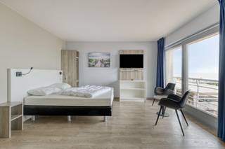Deze moderne, instapklare studio met frontaal zeezicht, heeft een uitstekende locatie vlakbij het strand en het centrum.<br />Deze werd volledig gerenoveerd in 2020.<br /><br />De indeling is als volgt: de leefruimte, met open keuken voorzien van alle comfort, slaapgedeelte en de badkamer, deze is voorzien van een inloopdouche, wastafel en toilet.<br />Vanuit de leefruimte heb je rechtstreekse toegang tot het terras met zeezicht.<br /><br />De studio wordt verkocht onder de formule van erfpacht. Dit biedt verschillende voordelen, zoals een lagere aankoopprijs gezien de grond niet aangekocht wordt. Voor het gebruik van de grond betaalt de erfpachter aan de grondeigenaar een jaarlijkse som geld, ook wel canon genoemd. Deze canon is fiscaal aftrekbaar.<br /><br />Momenteel wordt de studio verhuurd via een hotelpoule die de suite verhuurt op vakantiebasis, waarop de eigenaar een percentage van de winsten verkrijgt. Het is ook mogelijk om zelf de suite te reserveren voor eigen gebruik.<br /><br />Het is niet mogelijk zich hier te domiciliëren, het appartement kan enkel gebruikt worden als vakantieverblijf.<br /><br />Een verzorgde studio met zeezicht en alle comfort op een uitstekende locatie.<br />Bel ons op 03/775.78.79 voor een bezoek!<br />Ben je ook van plan jouw eigendom te verkopen? Maak een afspraak voor een gratis schatting, wij maken er samen een succesverhaal van.