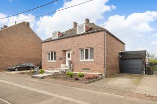 In een bijzonder rustig, doodlopend straatje in de dorpskern van Linter bevindt zich deze ruime en instapklare gezinswoning op een perceel...