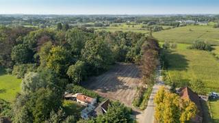 Ontdek jouw droomlocatie in Beervelde aan de Magretstraat, waar we deze bouwgrond (lot 4) aanbieden voor de <strong>creatie van een vrijstaande villa</strong>. Hier woon je te midden van uitgestrekte groene velden en geniet je van een serene, natuurrijke omgeving.<br /><br />Deze <strong>bouwgrond met een oppervlakte van 822 m²</strong>, is zuidwestelijk georiënteerd en beschikt over een <strong>eigen stuk bosgrond met majestueuze, volwassen bomen</strong>. Dit garandeert niet alleen een adembenemend uitzicht, maar ook een rustige en groene leefomgeving.<br /><br />Of je nu droomt van een landelijke villa, een hedendaags ontwerp, of een strak moderne woning, hier krijg je de vrijheid om <strong>jouw ideale woning te creëren</strong>. Deze unieke kavels bieden je de kans om een huis op maat te bouwen dat perfect aansluit bij jouw wensen en levensstijl.<br /><br />Deze bouwgrond valt daarbij binnen de gunstmaatregel van de federale regering. Bij aankoop kom je in aanmerking om te bouwen aan het <strong>verlaagde btw-tarief van 6%</strong> in plaats van 21%.<br /><br />Beervelde combineert landelijke charme met een vlotte bereikbaarheid en moderne voorzieningen. Het is een <strong>pittoresk dorp</strong> met ± 2800 inwoners en is deelgemeente van Lochristi. Je vindt er het majestueuse Park van Beervelde en het Kasteelpark in Engelse landschapsstijl dat zich op 5 minuten rijden van de bouwgronden bevindt. Dit villaproject is omgeven door groen en situeert zich tegelijkertijd op slechts enkele kilometers van de E17 richting Gent en Antwerpen.<br /><br />De realisatie hier voorgesteld zijn enkel ter illustratie. Contacteer ons voor meer info i.v.m. deze bouwgrond en onze aanpak: 051/40.10.12 | info@dumobil.be | https://www.dumobil.be/bouwgrond/beervelde-bouwgrond-villabouw
