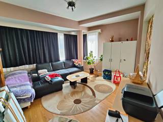 Parc Duden / van Haelen, bel appartement 70m² dans un immeuble de coin donc très lumineux.Composé d'un salon central de 20m² avec une grande cuisine...