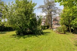 Zeldzame halfopen bebouwing met tuin op een gegeerde residentiële ligging in Tienen, op wandelafstand van het centrum (Leopoldvest). Deze karaktervolle gezinswoning combineert ruimte, authentiek karakter en privacy met toekomstgericht uitbreidingspotentieel.<br /><br />De eigendom werd steeds zorgvuldig onderhouden en beschikt over een solide bouwstructuur en ruime volumes. De woning omvat drie volwaardige slaapkamers, een ingerichte dakverdieping met uitbreidingsmogelijkheden en een volledige onderkeldering met garage. De indeling is praktisch en biedt een comfortabel woongevoel, geschikt voor gezinnen of voor wie nood heeft aan extra ruimte zoals een bureau of hobbykamer.<br /><br />De tuin is een belangrijke troef: volledig aangelegd, volgroeid en met maximale privacy. In deze centrale ligging in Tienen is een dergelijke buitenruimte uitzonderlijk en moeilijk te vinden.<br /><br />Dankzij de combinatie van ligging aan de Leopoldvest, de ruimte, de tuin en het potentieel is dit een interessante opportuniteit op de vastgoedmarkt in Tienen. EPC-label D zorgt bovendien voor extra gemoedsrust, aangezien er geen renovatieplicht van toepassing is.<br />Een unieke kans voor wie ruimte, rust en een centrale ligging in Tienen wil combineren in één karaktervolle gezinswoning.<br />Voor info of bezoek: bel Luc van LED-ON-IMMO 0479 73 76 94 of mail naar info@ledonimmo.be. Tot gauw ;)