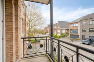 <p>Dit elegante en goed onderhouden appartement met 2 slaapkamers en garage bevindt zich in het hart van Buizingen, een deelgemeente van Halle. Dankzij de centrale ligging geniet u hier van een uitstekende bereikbaarheid en een aangename woonomgeving dicht bij tal van voorzieningen.</p><p>Bij het betreden van het appartement komt u in de leefruimte die aangenaam en functioneel is ingericht. De ruimte biedt voldoende plaats voor een zithoek en een eetplaats en vormt een comfortabel geheel voor dagelijks wonen.</p><p>De keuken sluit aan op de leefruimte en is praktisch ingericht met voldoende werk- en opbergruimte.</p><p>Het appartement beschikt over twee volwaardige slaapkamers die flexibel kunnen worden ingericht als slaapkamer, kinderkamer of hobbyruimte.</p><p>De badkamer is verzorgd en functioneel ingericht.</p><p>Een extra troef is de inbegrepen garage, die zorgt voor veilige parkeergelegenheid en bijkomend praktisch comfort.</p><p>De ligging vormt een belangrijke troef. U woont hier in het centrum van Buizingen, op korte afstand van winkels, scholen en het sportcentrum. Ook openbaar vervoer en belangrijke invalswegen en autosnelwegen zijn gemakkelijk bereikbaar, wat zorgt voor een vlotte verbinding met omliggende gemeenten en steden.</p><p>Voor wie graag geniet van natuur en ontspanning bevindt het bekende Hallerbos zich eveneens op korte afstand.</p><p>Dit appartement combineert comfort, een praktische indeling, een garage en een centrale ligging en vormt een interessante woonopportuniteit in Buizingen.</p><p></p>