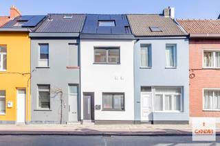 Deze instapklare, <strong>volledig gerenoveerde woning</strong> combineert hedendaags comfort met een praktische indeling.<br /><br />Bij het binnenkomen bevindt zich een inkomhal die eveneens ingericht werd als <strong>wasruimte</strong>. Daarnaast is de inkomhal ook voorzien van verschillende op maat gemaakte kasten. Verder is er een apart <strong>gastentoilet</strong>. De lichtrijke woonkamer sluit naadloos aan op de <strong>moderne keuken</strong>, die uitkijkt op het <strong>gezellige terras en de aangename tuin </strong>– ideaal om te ontspannen of gasten te ontvangen. Op de eerste verdieping bevindt zich een <strong>ruime slaapkamer </strong>met <strong>ingebouwde kasten</strong> en een <strong>comfortabele badkamer</strong> uitgerust met bad, douche, toilet en lavabo. De tweede verdieping telt nog <strong>twee slaapkamers</strong>, beide voorzien van praktische ingebouwde kasten.<br /><br />De woning werd energiezuinig gerenoveerd en beschikt over een uitstekende <strong>EPC-score van A+ (-4 kWh/(m² jaar))</strong>, mede dankzij de aanwezige <strong>zonnepanelen</strong>. Dit zorgt niet alleen voor een lagere energiefactuur, maar ook voor een toekomstgerichte en duurzame woonervaring. Het asbestattest vermeldt asbest, maar deze werd tijdens de renovatie verwijdert, waardoor er vandaag <strong>geen asbest</strong> meer aanwezig is.<br /><br />Wenst u een bezoek in te plannen? Contacteer Laura via <strong>0492 07 26 62</strong>