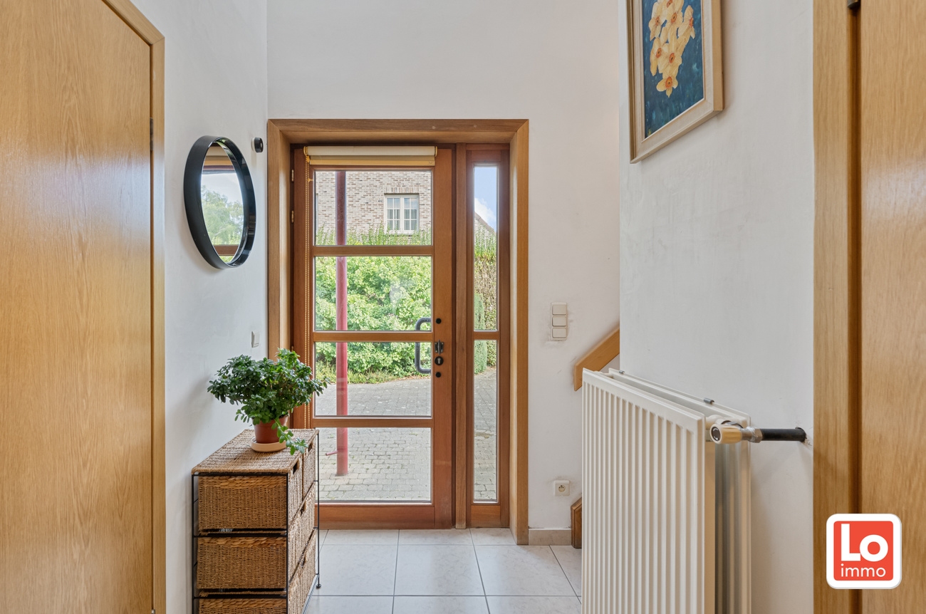 Ruime degelijke alleenstaande woning met afzonderlijke garage en carport op een makkelijk bereikbare locatie in Lokeren! - foto 3