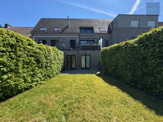 Nabij het centrum van Ooigem, treffen we dit recente gelijkvloers appartement met tuintje.<br />Het omvat;<br />* inkomsas met gastentoilet<br />* ruime living<br />* open keuken keuken met alle inbouwapparatuur<br />* berging<br />* twee slaapkamers<br />* moderne badkamer met ligbad en lavabomeubel<br />Achteraan bevindt zich het privatieve terras + tuintje, samen +/- 50m².<br />De private parkeerplaats is bij aan te kopen mits de prijs van € 15.000<br />Aangezien het appartement momenteel goed verhuurd is, is het de ideale investering.<br />Mits het respecteren van de vooropzeg van zes maanden kan het ook voor eigen gebruik.<br />Troeven : handig gelijkvloers met privaat tuintje - lage syndickosten (aparte inkom en geen liftkosten) - CV op aardgas - EPC B<br />Vraag vandaag nog uw bezoek via angelo@immo-termote.be of 0497/429.446.