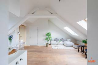 Dit appartement is uitstekend gelegen nabij winkels, scholen, UZ en openbaar vervoer zoals station Gent-Sint-Pietersstation, bus- en tramhaltes.In...