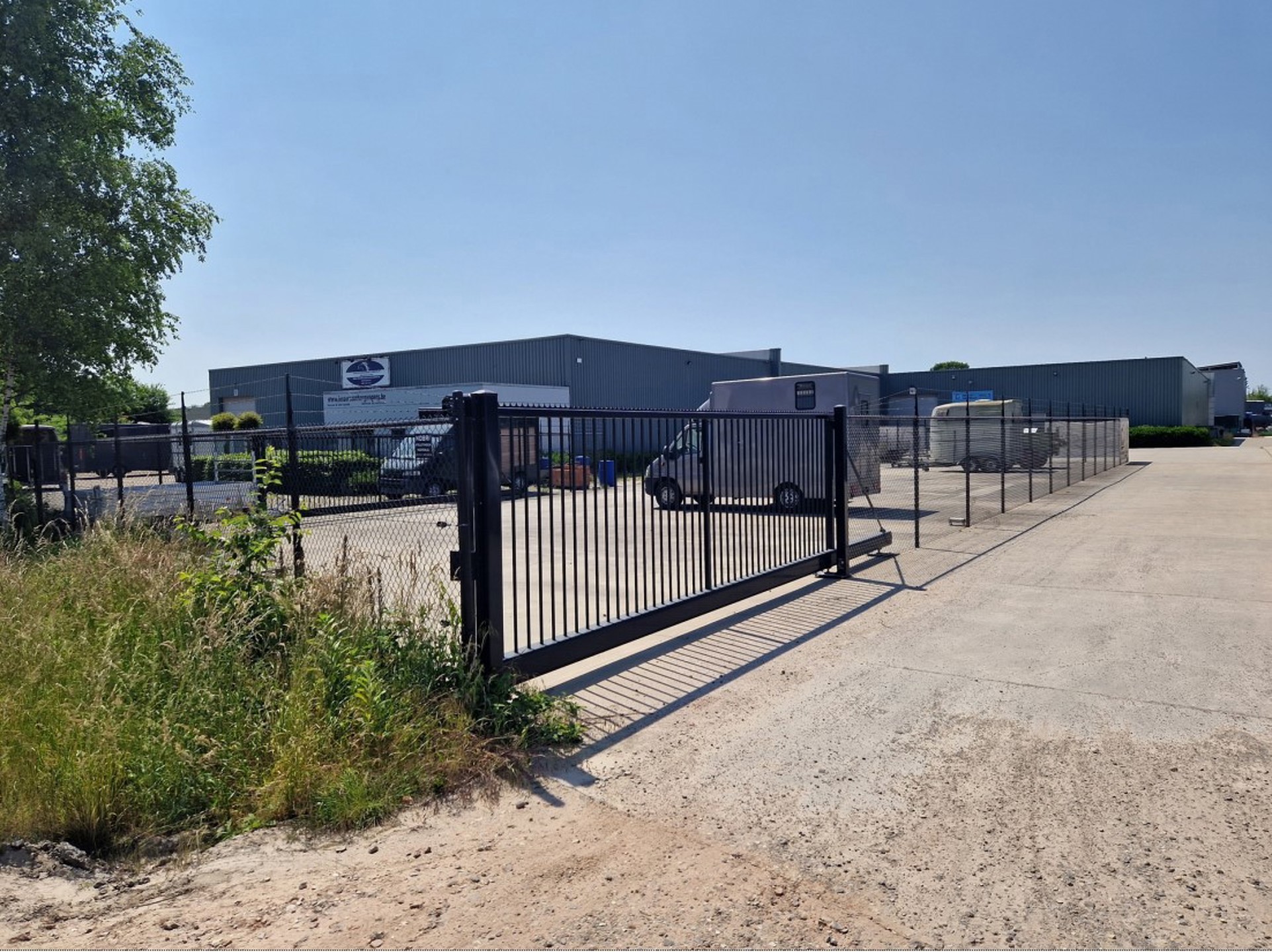 Verharde en omheinde buitenruimte te huur van 680m²,  Ideaal voor buitenopslag of de stalling van voertuigen.