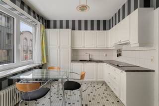 Dit MEGA LICHTRIJK HOEKappartement (2°V) met 2 SLAAPKAMERS bevindt zich op een TOPLOCATIE (nabij winkels, de Jachthaven, ZEE, station..) in hartje Blankenberge. Dit zeer ruim & ENERGIEZUINIG app. (111m<sup>2</sup>) biedt een PRACHTIG ZICHT op de Grote Markt en is praktisch ingedeeld: royale inkomhal met toilet, ZONOVERGOTEN leefruimte, piekfijn onderhouden keuken, nachthal, 2 volwaardige slaapkamers, berging, badkamer (douche, lavabo, aansluiting wasmachine). Extra's: dubbele beglazing in PVC, CV op aardgas, vernieuwd en geïsoleerd dak, lift, mooi woonvolume, privatieve kelderberging, fietsenberging... Enkel je meubels ontbreken nog!