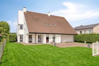 Bent u op zoek naar een ruime en mooie woning om te kopen in een groene omgeving? Dit prachtig onderhouden vastgoed, volledig opgetrokken in 2000, biedt u de perfecte combinatie van rust en modern comfort. Deze open bebouwing in Geraardsbergen bevindt zich in een uitstekende staat en pakt uit met een mooi, vrij uitzicht aan de achterzijde.<br /><br />Wanneer u beslist om dit pand te kopen, kiest u voor een royaal perceel van 1539 m² en een uitstekende locatie. De bereikbaarheid van deze woning is optimaal. Vanuit uw rustige thuis in Geraardsbergen bent u via de lokale invalswegen heel vlot verbonden met het centrum, scholen en naburige gemeenten, terwijl u in alle privacy kan ontspannen.<br /><br />INDELING:<br />-Gelijkvloers: een uitnodigende inkomhal, een lichtrijke en uiterst ruime leefruimte met aansluitend de keuken, slaapkamer, wasplaats en een dubbele garage.<br />-Eerste verdieping: 4 volwaardige slaapkamers, dressing en 2 comfortabele badkamers, waarvan één uitgerust is met een luxueuze infraroodcabine.<br />-Zolder: een grote zolderruimte over de volledige breedte die extra opbergruimte of mogelijkheden biedt.<br />-Ondergronds: een praktische kruipkelder die zich uitstrekt over de volledige oppervlakte van de woning, waar alle leidingen toegankelijk zijn.<br />-Buitenruimte: een NW-georiënteerde, groene tuin met een gezellig terras om volop van het verzicht te genieten.<br /><br />De troeven van deze woning zijn ronduit indrukwekkend. U geniet overal van airconditioning met zowel een warme als een koude stand, aangename vloerverwarming en een handig centraal stofzuigsysteem. Dankzij het dubbel glas behaalt het huis een gunstig EPC met label B. De verwarming werkt op stookolie, er is een waterverzachter aanwezig, en de grote regenwaterput van 20.000 liter garandeert een duurzaam waterverbruik.<br /><br />Bent u klaar om de stap te zetten en deze unieke eigendom te kopen? Neem dan vandaag nog contact op voor een bezichtiging van dit schitterende huis te koop in Geraardsbergen en laat u verrassen door de overvloedige ruimte en rust.<br /><br />ALGEMENE INFO:<br />-EPC B;<br />-Oppervlakte perceel: 1.539 m²;<br />-Bewoonbaar: 309 m²;<br />-Bouwjaar 2020;<br />-5 slaapkamers;<br />-2 badkamers;<br />-Oriëntatie: NW;<br />-Dubbel glas;<br />-Waterverzachter;<br />-Regenwaterput (2 X 10.000L);<br />-Centraal stofzuigsysteem;<br />-Vloerverwarming;<br />-Overal airco (koud-warm).<br /><br />De eigendom wordt aangeboden via de Pre-sale formule. Van 31/08/2026 om 16:00 tot 09/09/2026 om 18:00 kan u het huis op afspraak komen bezichtigen en een bod uitbrengen. De vermelde prijs is een instelprijs. Voor meer info, gelieve contact op te nemen met de dossierverantwoordelijke.<br /><br />Bestuursmaatregelen in het maatregelenregister: nee