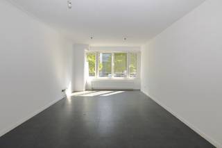 Dit instapklare appartement bevindt zich op wandelafstand van zowel het station als het stadscentrum. Indeling:InkomhalLichtrijke woonruimte met een...