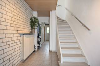 Op een strategische ligging te Edegem bevindt zich deze instapklare woning mét garage. <br /><br />Op het gelijkvloers beschikt de woning over een inkomhal, een ruime garage met elektrische poort, een wasplaats en een achterkamer die heden als berging wordt gebruikt. Verder is er ook een gastentoilet op het gelijkvloers. Op de eerste verdieping bevinden zich de leefruimte en open de keuken, die beiden erg lichtrijk zijn dankzij de grote raampartijen. Op de tweede verdieping zijn er naast de badkamer nog twee ruime slaapkamers en één kleine kamer. De omheinde tuin maakt het geheel af en is een aangename plek voor jong en oud. <br /><br />In 2020 werden het dak en de ramen nog vernieuwd. Dankzij het gunstige EPC C-label is er geen renovatieverplichting, bovendien is de elektricitetit conform gekeurd en werd de woning asbestveilig gekeurd. <br /><br />Pandenjagers is een innovatief vastgoedkantoor en kiest bewust voor een unieke en transparante aanpak. Bij ons bestaat de totale aankoopprijs altijd uit twee duidelijke onderdelen: de adviesprijs plus onze vaste commissie van 10.000 euro incl. BTW. Dankzij deze open prijsstructuur krijgt u als koper vanaf het eerste moment een eerlijke inkijk hoe de totale prijs van het pand tot stand is gekomen. Voor deze eigendom werd er gekozen voor een prijs op aanvraag. <br /><br />Interesse? Contacteer ons via 015/677.000 of info@pandenjagers.be.