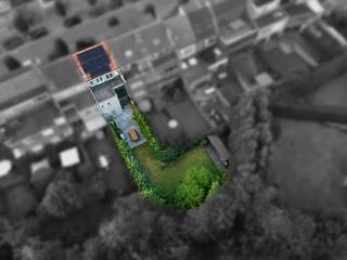 <p><span><strong>INSTAPKLARE WONING MET GARAGE EN RUIME TUIN TE KOOP <br /></strong></span><span>Bent u op zoek naar een instapklare woning in Schoten? Droomt u bovendien van een oprit, een ruime garage én een grote tuin?</span></p>
<p><span><strong>LOCATIE & OMGEVING<br /></strong></span><span><strong>Immo Point VANDAELE</strong> biedt deze alles omvattende woning aan.<br /></span><span><strong>Toplocatie:</strong> Op wandelafstand van zowel het Park van Schoten als het centrum.<br /></span><span><strong>Straat:</strong> Gelegen in een mooie straat met bomen én in een “zone 30.”<br /></span><span><strong>Fietsen: </strong> Van hieruit fietst u (via de vernieuwde en fietsvriendelijke Hoogmolenbrug) vlot naar Antwerpen.</span></p>
<p><span><strong>INDELING VAN DE WONING<br /></strong></span><span><strong>Garageverdieping <br /></strong></span><span><strong>Parking:</strong> Ruime inpandige garage ca. 45m² , met voorliggende oprit.<br /></span><span>Technische ruimte en bergruimte.</span></p>
<p><span><strong>Gelijkvloers <br /></strong></span><span>Inkomhal.<br /></span><span>Gastentoilet.<br /></span><span>Lichtrijke<strong> leefruimte ca. 40m</strong>², met gashaard.<br /></span><span>Handige <strong>open keuken.<br /></strong></span><span>Via een schuifraam kan u vanuit de leefruimte en keuken snel naar het terras en de tuin.</span></p>
<p><span><strong>1<sup>STE</sup> EN 2<sup>DE</sup> VERDIEPING<br /></strong></span><span><strong>Slaapkamers:</strong> 3 ruime slaapkamers (ca. 25m², ca. 15m², ca. 16m² groot).<br /></span><span><strong>Dressing:</strong> 2 dressings.<br /></span><span><strong>Sanitair:</strong> 1 badkamer.<br /><br /><strong>ENERGIE<br /></strong>De woning beschikt over <strong>10 zonnepanelen</strong>. Deze dragen bij tot een fraaie <strong>EPC - score "B".</strong> <br /><br /></span><span><strong>TUIN <br /></strong></span><span><strong>Grote tuin:</strong> Deze tuin is dieper dan de meeste tuinen in de straat en loopt achter in de breedte nog verder achter 2 naastliggende tuinen.<br /></span><span><strong>Privacy:</strong> De volwassen hagen en leibomen zorgen voor echte privacy.<br /></span><span><strong>Oriëntatie:</strong> De zuid gerichte tuin laat u toe maximaal te genieten van de zon.<br /><strong><br />KORTOM<br /></strong>* Gelegen op een <strong>toplocatie </strong>(nabij het Park van Schoten, nabij het centrum, in een "zone 30" straat,...).<br />* <strong>Instapklare </strong>en energiezuinige <strong>woning </strong>(EPC "B").<br />* <strong>Oprit</strong>, ruime <strong>garage </strong>en <strong>grote tuin</strong> aanwezig.<br /><br /><span><strong>BEWOONBARE OPPERVLAKTE</strong></span><br /><span>De vermelde “bewoonbare oppervlakte” is gebaseerd op de “bruikbare vloeroppervlakte” uit het EPC.</span> </span></p>