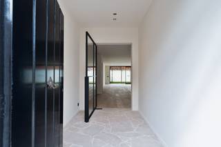 Deze totaalrenovatie in de Albrecht Rodenbachstraat combineert modern wooncomfort met een uitstekende ligging nabij de Kruisvest. <br /><br />Indeling van het huis (175m²):<br /><br />Gelijkvloers: <br />Een uitnodigende inkomhal die toegang biedt tot de lichtrijke en uiterst gezellige woonkamer met een sfeervolle haard. Aansluitend bevindt zich de volledig uitgeruste, high-end keuken die voorzien is van alle moderne comfort en hoogwaardige toestellen. Grote glaspartijen bieden rechtstreeks zicht en toegang tot de prachtig aangelegde en zongerichte tuin.<br /><br />Eerste verdieping: <br />Hier bevinden zich twee ruime en comfortabele slaapkamers, naast een prachtige badkamer die met veel oog voor detail en luxe is afgewerkt.<br /><br />Tweede verdieping: <br />De nachthal geeft toegang tot nog één volwaardige, smaakvol ingerichte slaapkamer.<br /><br />Dit prachtig gerenoveerde huis te koop biedt niet alleen een oase van rust in de zongerichte tuin, maar geniet ook van een uitstekende bereikbaarheid. Gelegen in een rustige straat nabij de Kruisvest in Brugge, bevindt u zich op wandelafstand van lokale winkels, gezellige horecagelegenheden en het openbaar vervoer. Bovendien bent u via de Brugse ring snel verbonden met de belangrijke invalswegen rondom Brugge.<br /><br />Het EPC-attest is momenteel in opmaak. Na de geplande plaatsing van zonnepanelen zal de woning beschikken over een gunstig B-label.<br /><br />Neem vandaag nog contact met ons op voor meer informatie of om dit exclusieve pand te kopen. <br /><br />Bestuursmaatregelen in het maatregelenregister: nee