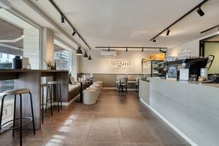 Totale grondoppervlakte: 109m²Indeling:- handelsruimte - Keuken + berging - kelderruimte - verhuurprijs: € 1120,00/maandAarzel zeker niet om...