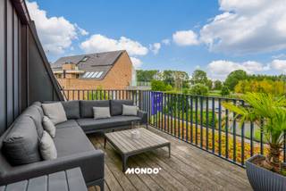 Ontdek dit stijlvolle en energiezuinige penthouse, prachtig gelegen aan het water in de gegeerde residentie "Bord'eau" te Willebroek. Dankzij de rustige ligging, vlak bij het centrum en het kanaal, geniet u van een ideale combinatie van wonen in alle sereniteit en een uitstekende bereikbaarheid via de A12, N16, N17 en E19.<br /><br />Bij het betreden van het appartement komt u terecht in een ruime inkomhal. Van hieruit bereikt u de lichtrijke leefruimte met gezellige zithoek, eetplaats en volledig uitgeruste open keuken. Aansluitend bevindt zich een uitzonderlijk ruim terras van 67 m² met een prachtig uitzicht op het kanaal. De ideale plek om te ontspannen, gezellig te tafelen of volop te genieten van de rustige omgeving.<br /><br />Het appartement beschikt verder over twee volwaardige slaapkamers, een moderne badkamer uitgerust met een dubbele wastafel en inloopdouche, een praktische berging met aansluiting voor wasmachine en de technische installaties, én een extra opbergruimte, ideaal voor het stockeren van huishoudmateriaal, fietsen of seizoensgebonden spullen.<br /><br />Extra troeven:<br /><br />Energiezuinig dankzij vloerverwarming via een lucht-waterwarmtepomp<br />7 individuele zonnepanelen (polykristallijn)<br />Rolstoelvriendelijk<br />Inclusief ondergrondse autostaanplaats<br />Individuele kelderberging<br />Gemeenschappelijke fietsenberging<br /><br />Bent u op zoek naar een instapklaar, energiezuinig appartement op een toplocatie aan het water? Dan is dit penthouse zeker een bezoek waard!<br /><br />Interesse of een bezoek inplannen?<br />Neem vrijblijvend contact op met Bjorn voor meer informatie of een afspraak ter plaatse.<br /><br />Tel: +32 477 60 68 33<br />E-mail: bjorn@mondovastgoed.be